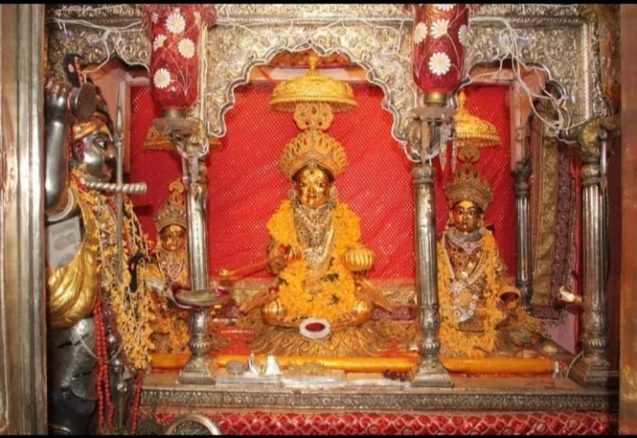 kkyadava's tweet photo. #काशी_विश्वनाथ के आँगन में विराजमान माँ #अन्नपूर्णा के स्वर्णमयी रूप के दर्शन का  सौभाग्य मिला। #धनतेरस से #अन्नकूट तक #माँ भक्तों को दर्शन देंगी व अपना खजाना भी लुटाएंगी।मान्यता है कि माता के खजाने से पूरे वर्ष अन्न-धन की कमी नहीं रहती है।

#Dhanteras #annapurnamandir #Varanasi https://t.co/hbQU85yo1f