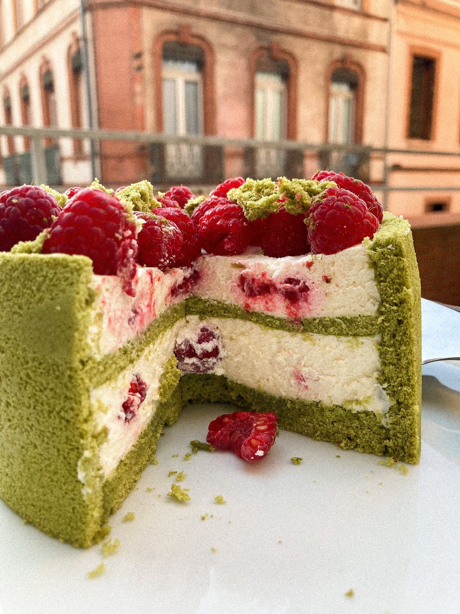 didouce_'s tweet photo. la dernière création : une charlotte composée d’un biscuit cuiller au matcha, mousse légère au yuzu et des framboises 💖☁️
inspiration du style de pierre hermé notamment https://t.co/yyDas5G84A