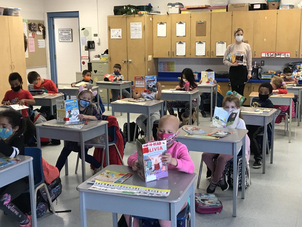 Our librarian came to read a story with us. We’re exploring the author Robert Munch. Then we got to read our own books for a while. 📚📖😊