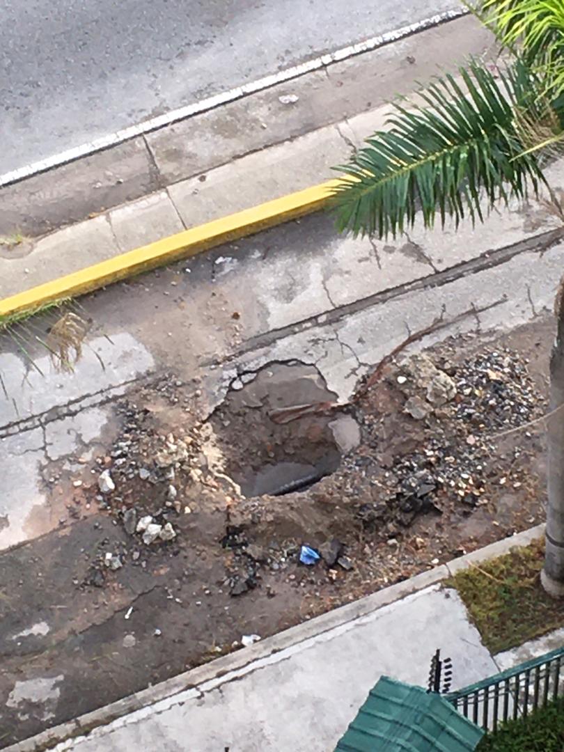 olgabugallo's tweet photo. @AlcaldiaBaruta @luisaguilar agradecemos su ayuda para tapar el hueco de averia reparada por bote de agua hace dos meses y bacheo calle de servicio Resid. Araya y Robledar el la Av. Rio Janeiro, antes de Fundana. https://t.co/MJVdYap8nZ