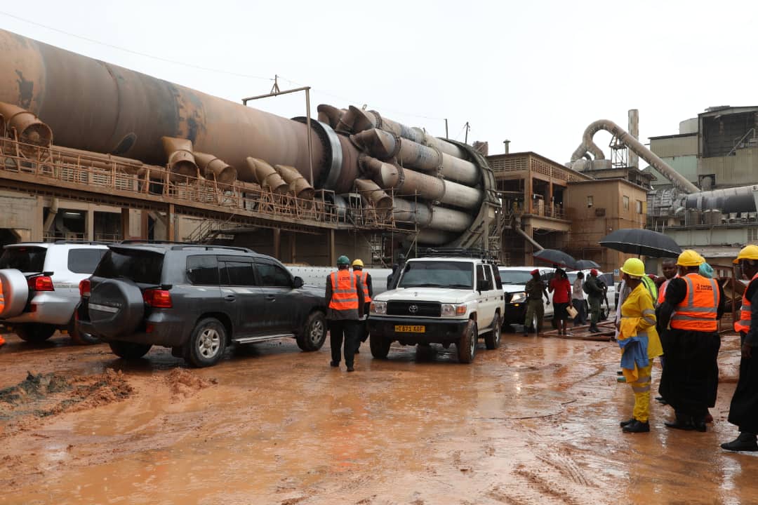 Mhe. Jaji Edwin Kakolaki wa Mahakama Kuu akishirikiana na Mkurugenzi wa Mashtaka Bw. Biswalo Mganga, pamoja na taasisi nyingine ikiwemo Mamlaka ya Kudhibiti na Kupambana na Madawa ya Kulevya, NEMC, leo wamefanya zoezi la uteketezaji wa madawa ya kulevya jijini Dar es salaam.