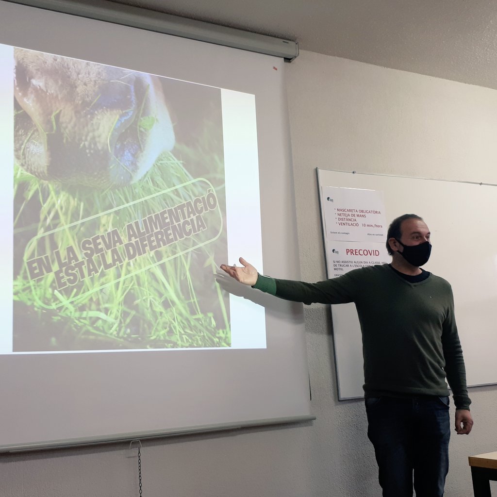 EATarrega's tweet photo. Avui tanquem el curs de "Tasques per la gestió" conversant amb Jordi Capdevila de @carnSargaire 🐮🥩

Analitzem diferents models de negoci per donar valor al nostre producte. Innovació💡+ Qualitat🍴 + Sostenibilitat🌾+ Proximitat 👨‍🌾 https://t.co/Rlk92QKLhv