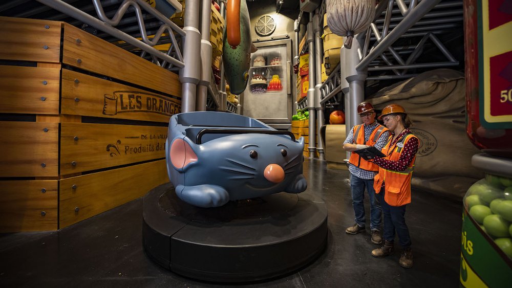 PlanningOrlando's tweet photo. Continúan los trabajos para la atracción Remy’s Ratatouille Adventure en el pabellón de Francia en Epcot. Posible apertura principios de 2021. Si no habéis podido probarla en Disneyland Paris, os va a encantar (4D en movimiento)....🥰🐭 https://t.co/oONsPmDTE5