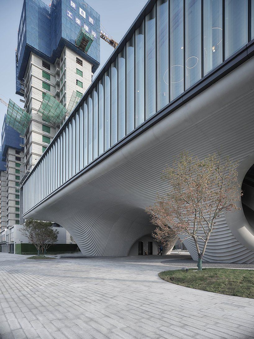 designboom's tweet photo. ripples of GFRC panels clad 'LAND community center' by EID architecture in china
https://t.co/YlrjaLn6Jy https://t.co/Fr20T96EjN