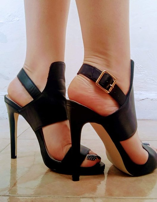 I'm online right now 🤫 https://t.co/zfTbgzGLyF<a href="/tag/sweatyfeet"class="tags"><span>#sweatyfeet</span></a>