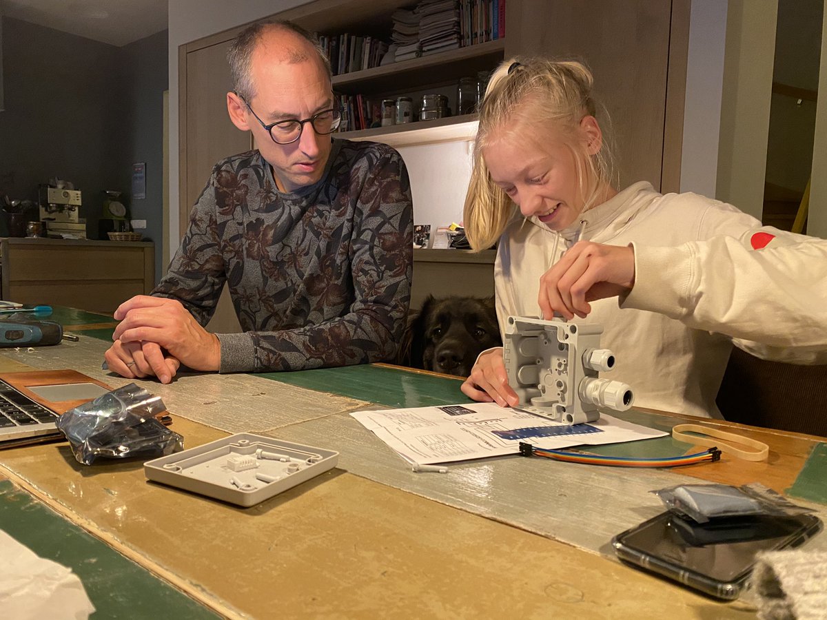 Hoe staat het met luchtkwaliteit rondom ons huis? Eerst fijnstof sensor in elkaar knutselen! Zelfs hond Muis doet mee 🧐#onzelucht #curious #zuidhorn <a href="/GemWkwartier/">Gemeente Westerkwartier</a>