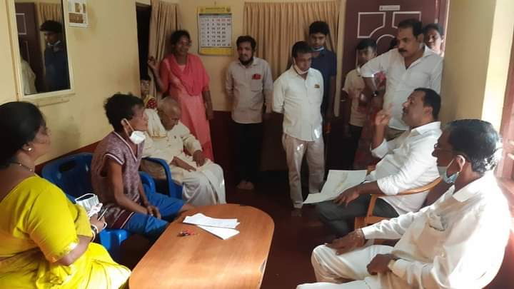 IncMangalore's tweet photo. ಉಳ್ಳಾಲ ���ಗರ ಸಭೆ ಸದಸ್ಯ ರವಿಚಂದ್ರ ಗಟ್ಟಿರವರ ಮನೆಗೆ ಭೇಟಿ ನೀಡಿದ ಮಾಜಿ ಸಚಿವರು ಶಾಸಕರಾದ ಯು.ಟಿ ಖಾದರ್ 

@utkhader @INCIndia https://t.co/CgP2ue2lC5
