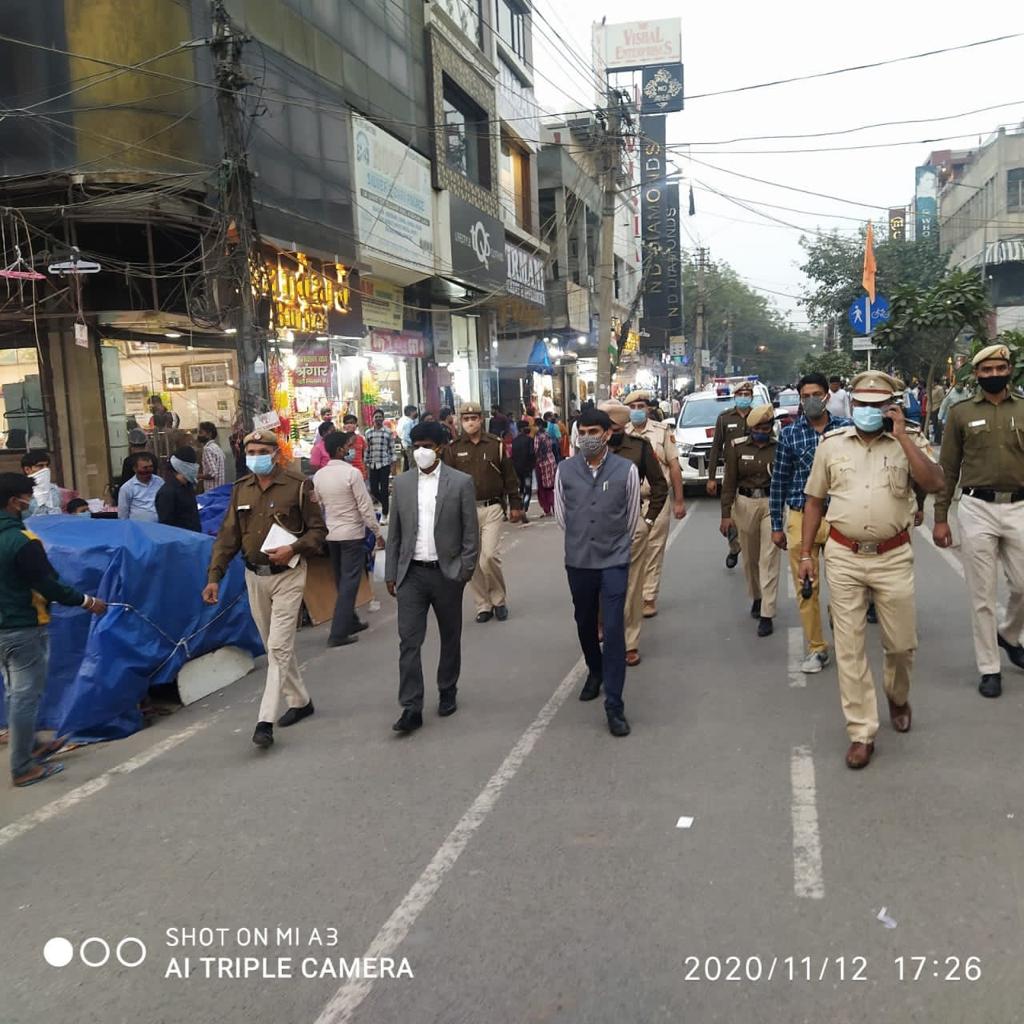 DMCentralDelhi's tweet photo. #Inspection of #karolbagh_market by #DM_Central along with #SDM_Karolbagh and others #Delhi_police_Offlicals regarding #COVIDー19 related issues
#unlock6
@NAGENDR83346047
@brgausingha @MoHFW_INDIA @msisodia @MoHFW_INDIA @MIB_India @TOIIndiaNews @htTweets https://t.co/vMORpiXpJ6
