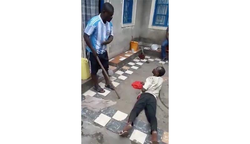 iwacuinfo's tweet photo. Billet – Un jour ordinaire…: Une fois encore, c’est un enregistrement discret qui nous fait entrevoir cette violence ordinaire, décomplexée. Un homme à plat ventre est battu. Méthodiquement. Le tortionnaire prend son temps, son élan. Des gens assistent.… https://t.co/XeM5xvV7Q7 https://t.co/QNq16Tf7LM