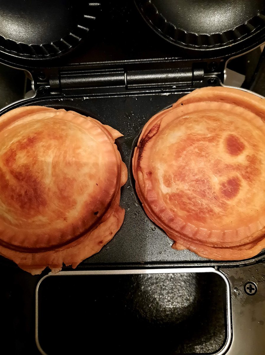 WilmaLie1's tweet image. Made pot pies in my #piemaker ! Turn out pretty good!!🥮🧅🥦🥕