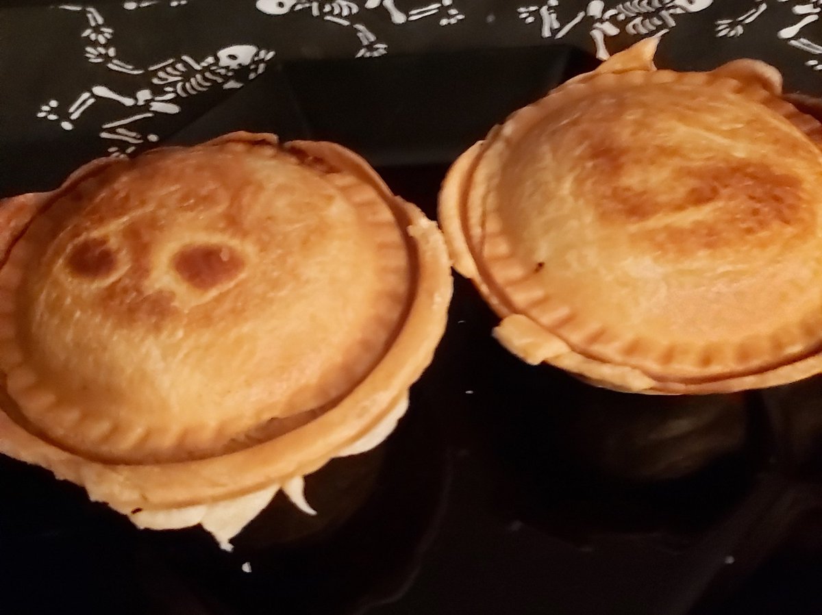 WilmaLie1's tweet image. Made pot pies in my #piemaker ! Turn out pretty good!!🥮🧅🥦🥕