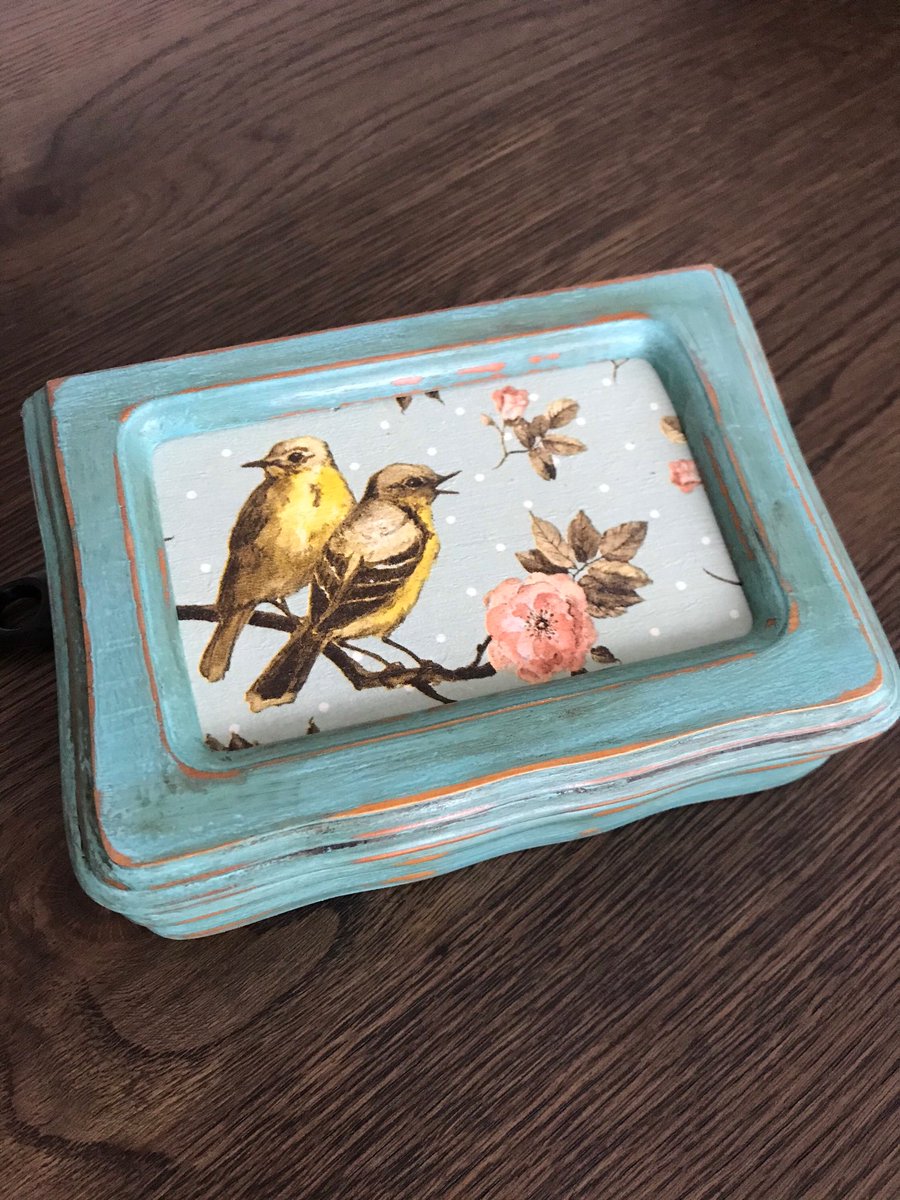 LivvysLoft's tweet photo. Cute little vintage jewellery box available from my  #etsy shop. https://t.co/QgLFp7lNLF
#vintage #shabbychic #anniesloan #chalkpaint https://t.co/08pAKNQYMZ