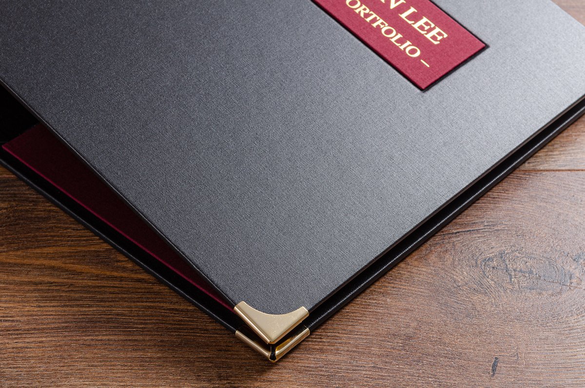 An elegant surgical Portfolio with a contrasting personalised plaque and brass corners.⁠
⁠
#Hartnackandco #MedicalPortfolio #SurgicalPortfolio #HandmadePortfolio #MadeInEngland