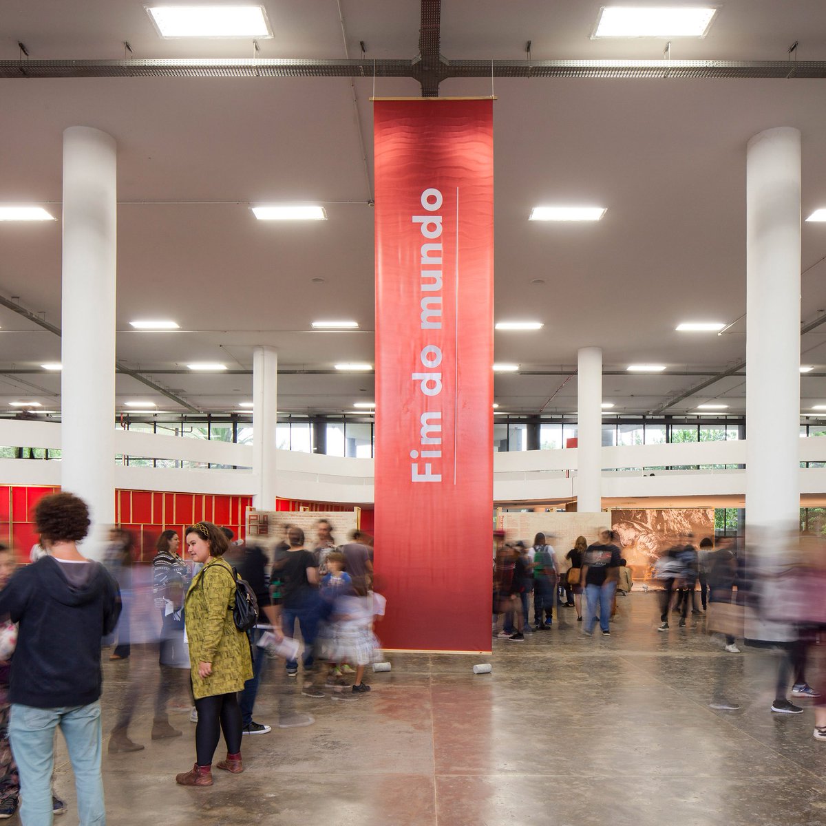 #TBThursday saudade de uma aglomeração, né minha filha? 

_Plana Fim do Mundo_ em 2017, o festival ocupou o histórico edifício da Bienal de São Paulo, fazendo circular por ali cerca de 18 mil pessoas! 

instagram.com/p/CHfviDIl0F2/

#graphicsdesign #branding #designinspiration