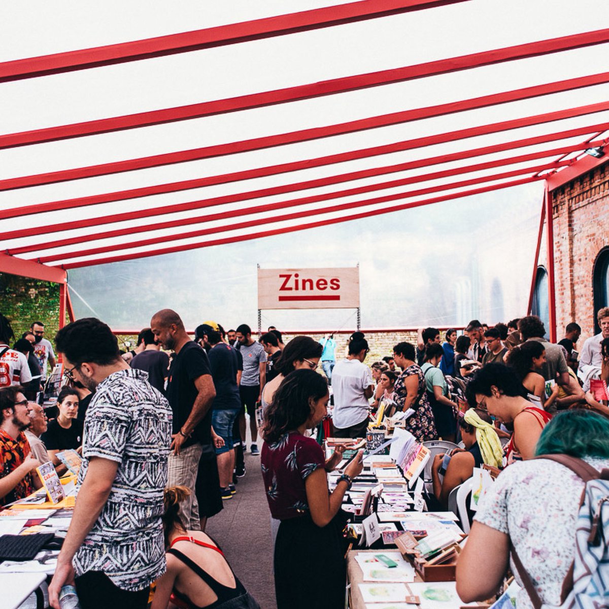 #TBThursday saudade de uma aglomeração, né minha filha? 
_Plana Volta ao nada_ em 2018, o evento aconteceu na <a href="/cinematecabr/">Cinemateca Brasileira</a>, com uma mostra de cinema relacionada ao tema do festival.

instagram.com/p/CHfvqMWlMCg/

#graphicsdesign #branding #designinspiration