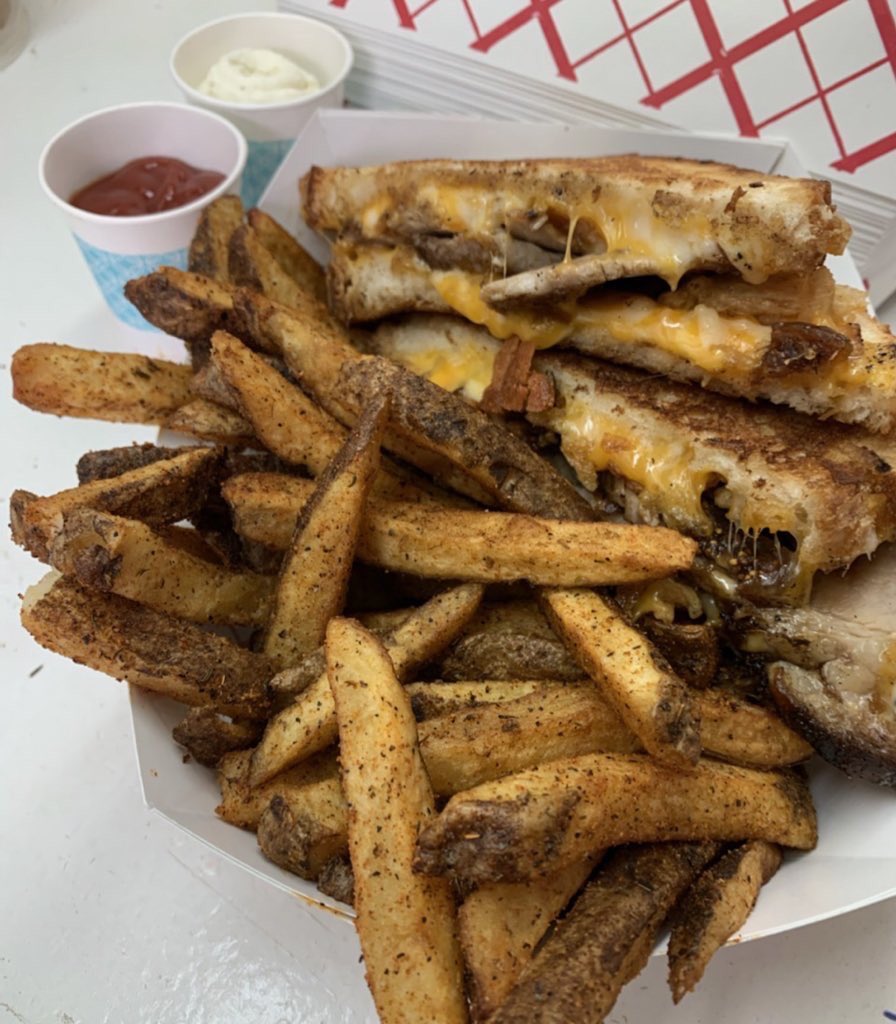 FriesGuys901's tweet photo. Come get your Thursday dinner and drinks at Yorkshire Liquors from 4 to 7 pm! #ilovememphis #choose901 #tacos #grilledcheee #handcutfries https://t.co/Z3qU0SbyDL
