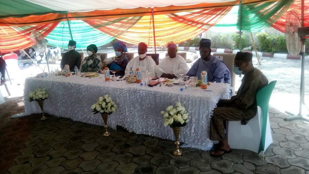 Hon_KO_FCA's tweet photo. Ekiti State PDP chairman, Kehinde Odebunmi ,Former PDP National Vice chairman SW chief Bode George, Ondo state PDP governorship candidate @TayoJegedeSAN ,Hon. Adeola Ogunrinde,Oluomo Dokun Bolarinwa,others at @OfficialPDPNig SW zonal meeting today at government House agodi ibadan https://t.co/I15fBKJYlA