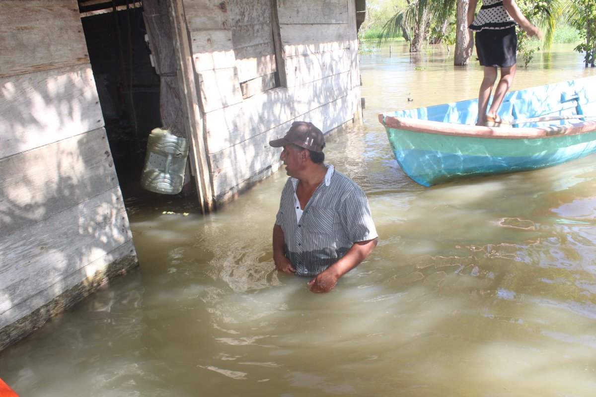 #Inundaciones2020  I Bajo el agua el ejido Canal Salsipuedes de #Centla piden apoyo I bit.ly/3knPMGL