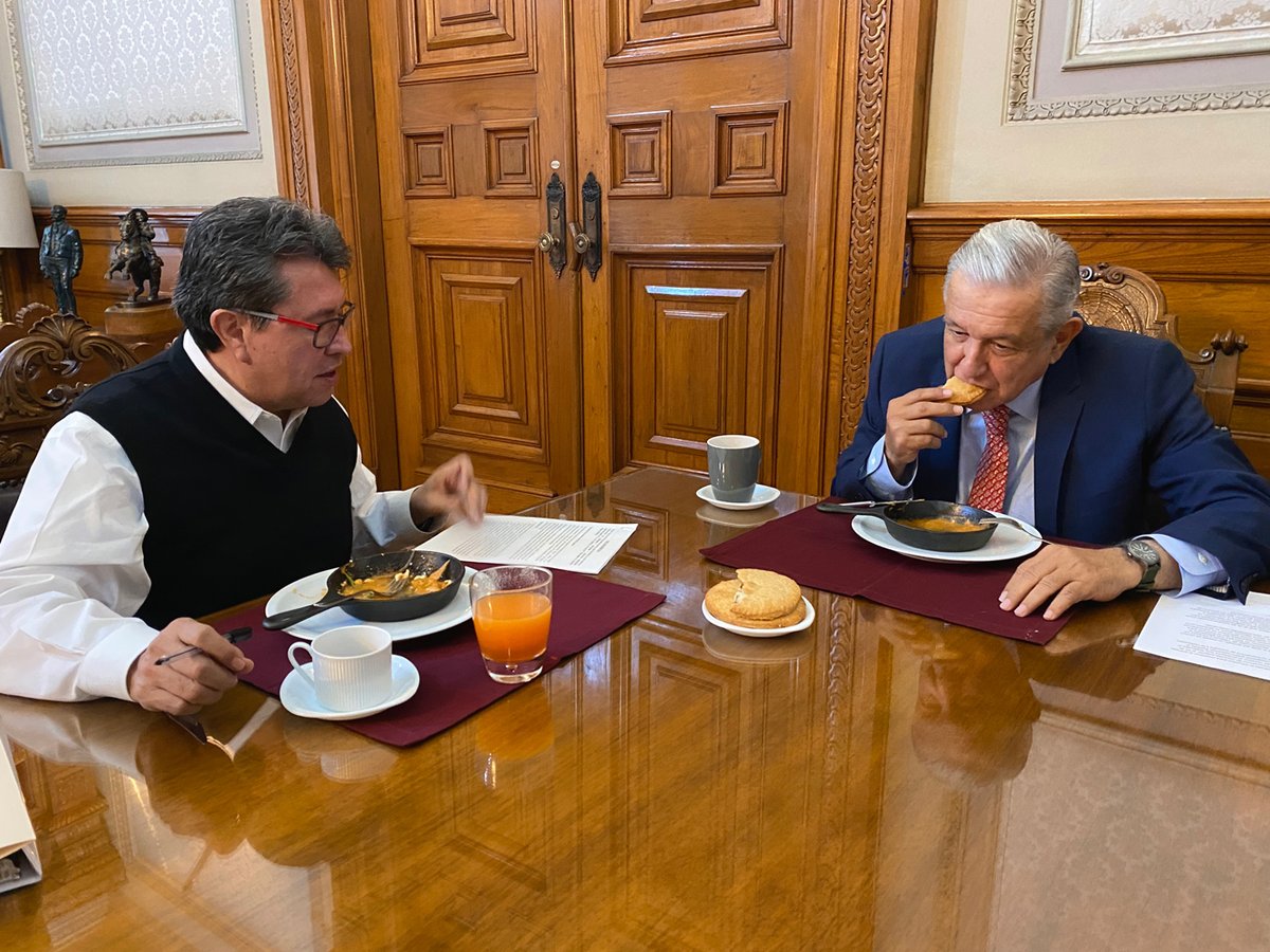 Desayuné con el senador Ricardo Monreal huevos con chilaquiles, coyotas y café. Le expuse las iniciativas de reforma que hemos enviado al Congreso en bien del pueblo y de la nación.