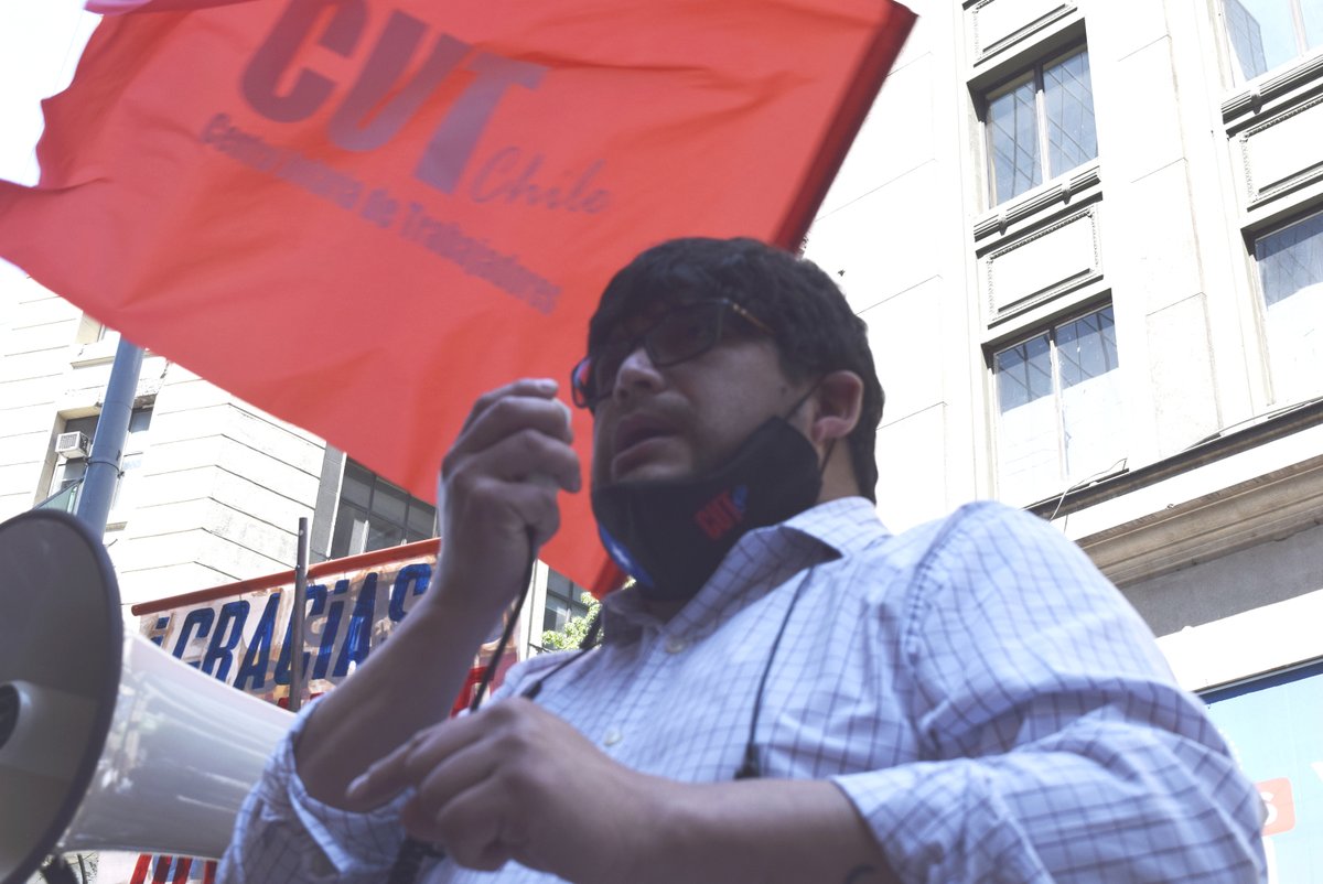 Juan_Moreno_SIL's tweet photo. Apoyando a nuestras compañeras y compañeros de @CmrSindicato que están en #huelgacmr. Están pelando para que las #MegasEmpresas terminen con las discriminación, generando trabajadores de primera y segunda categoría a través del #MultiRUT. #trabajodecente #CMRFalabella https://t.co/imIJIbDFzE