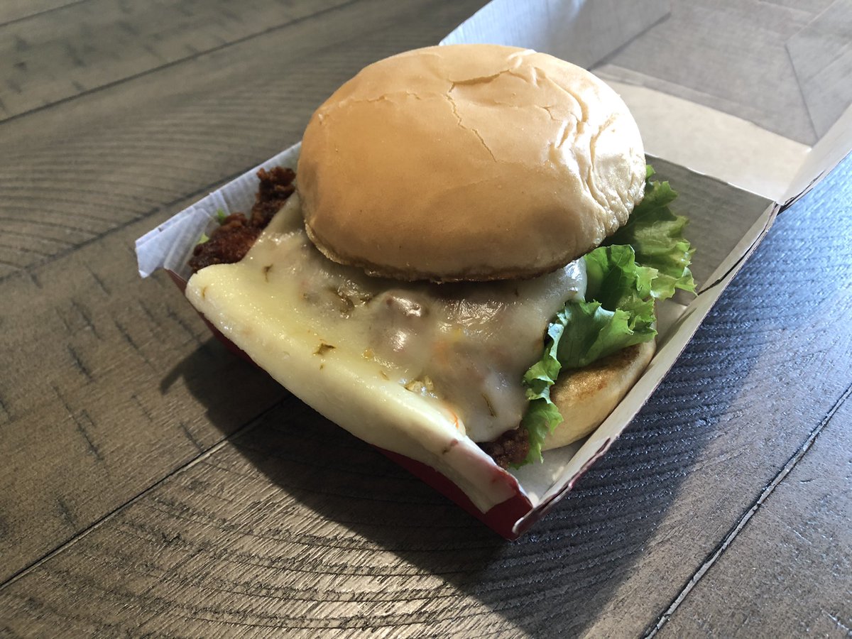 MamaMischaB's tweet photo. @ChickfilA this is not how you do a chicken sandwich! https://t.co/Kw7RuPaSDT