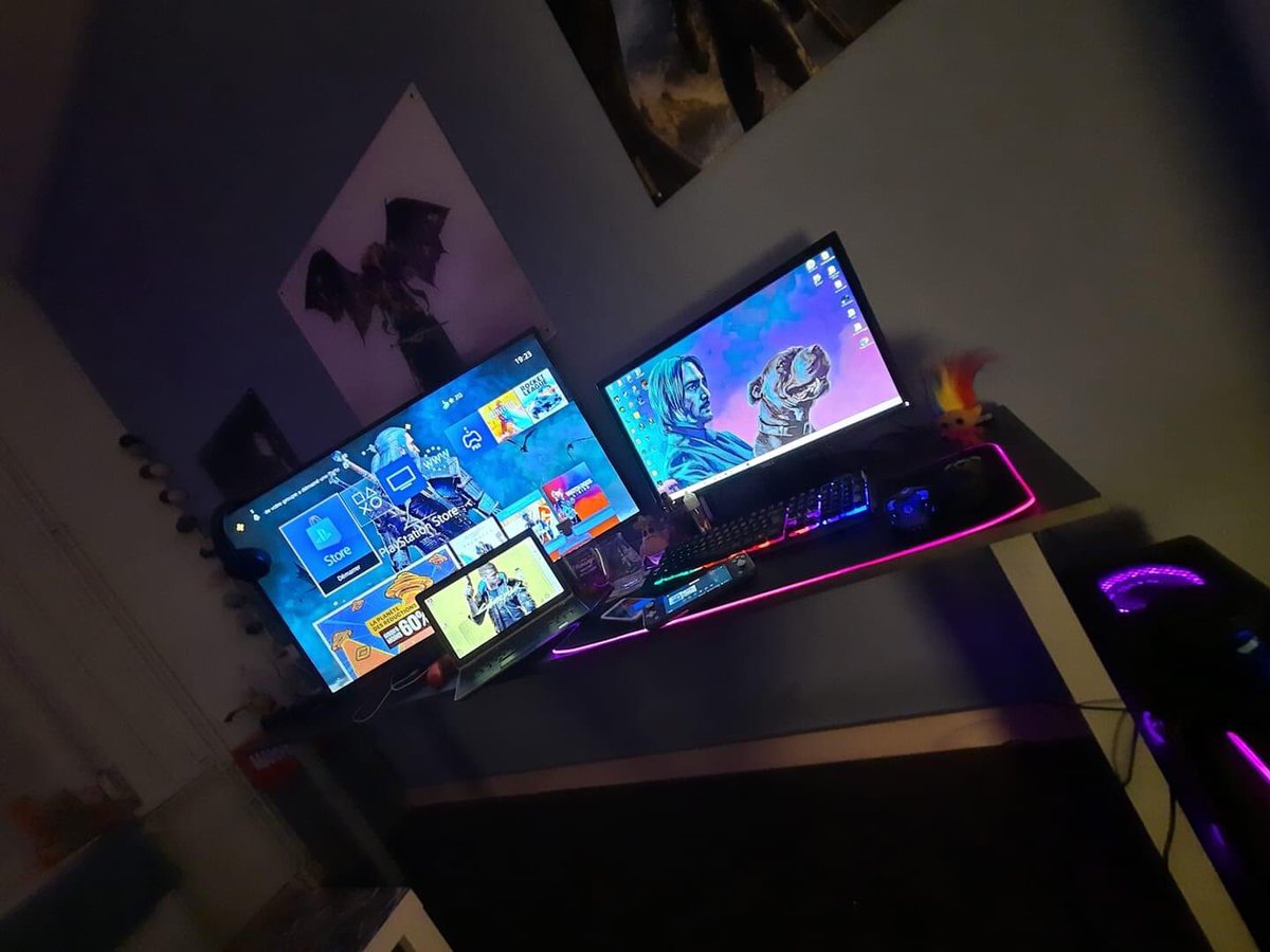 FragileLicorne's tweet photo. Mon coin de paix ☮️ #gaming  #ps4  #pcmasterrace  #MSI  #corsair #Cyberpunk2077 #JohnWick #TheWitcher #Geek https://t.co/VVgmnpCSPV