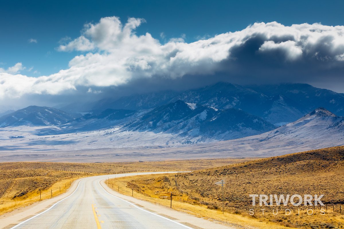 TRIWORKSTUDIOS's tweet photo. Taking advantage of all the scenic shots on the way home.  This was taken in #Wyoming .  @CanonUSAimaging @CanonUSApro @CanonUKandIE @CanonUSA #canonphotography #canon #5dsr #triworks #triworkstudios #roadtrip #marketing #media #agency #workhardplayhard https://t.co/40K5uutTos