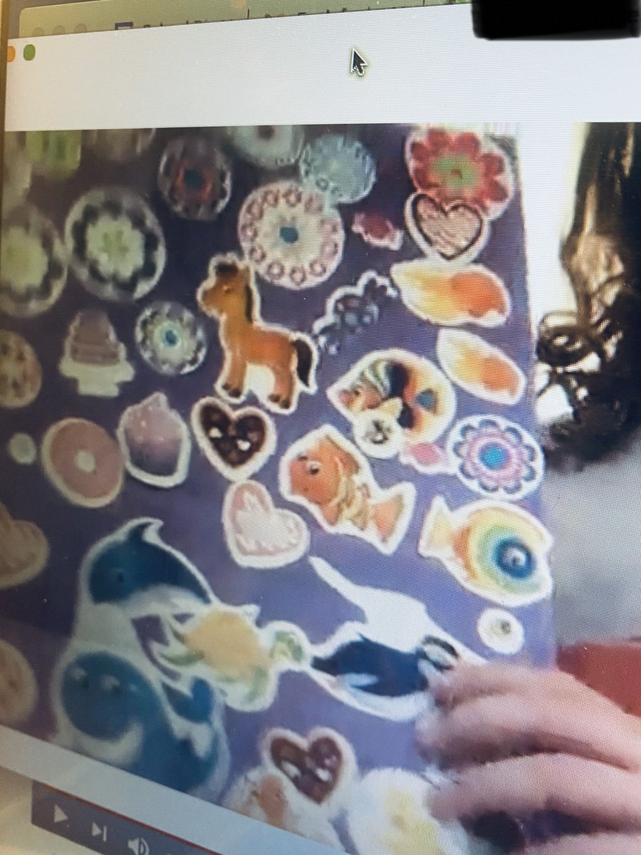 CounselEdwards's tweet image. When your virtual student makes you a virtual present 🎁 #heartexplodes #resilientkids #relationshipsmatter #schoolcounselor