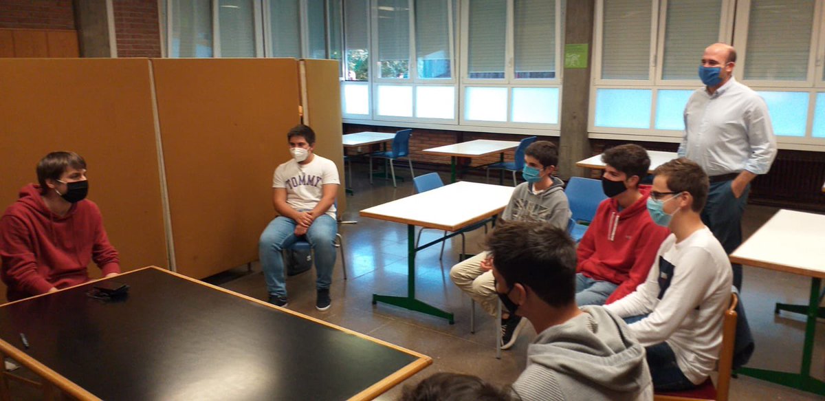 La_Farga's tweet photo. Cafè universitari. Tertúlia amb Javier Gómez, llicenciat en la doble de Física i Matemàtiques. Acabant la seva tesi doctoral sobre la teoria de les cordes i professor de la universitat. https://t.co/fFWSayR9TB