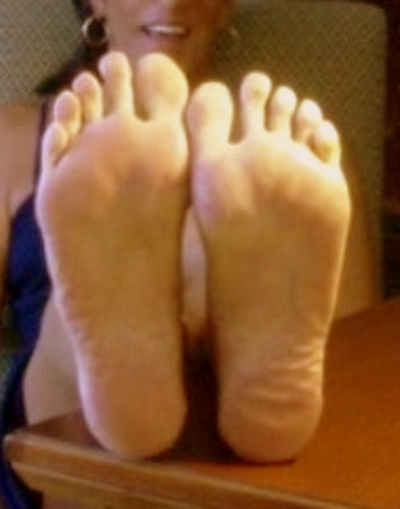 I hope you like my soles and toes....
But I wish you were here tickling, kissing and licking my soles and toes right now ❗️👣❤️💋😌

#feet #footfetish #footworship  #footgoddess #soles #toes #barefoot #footfetish