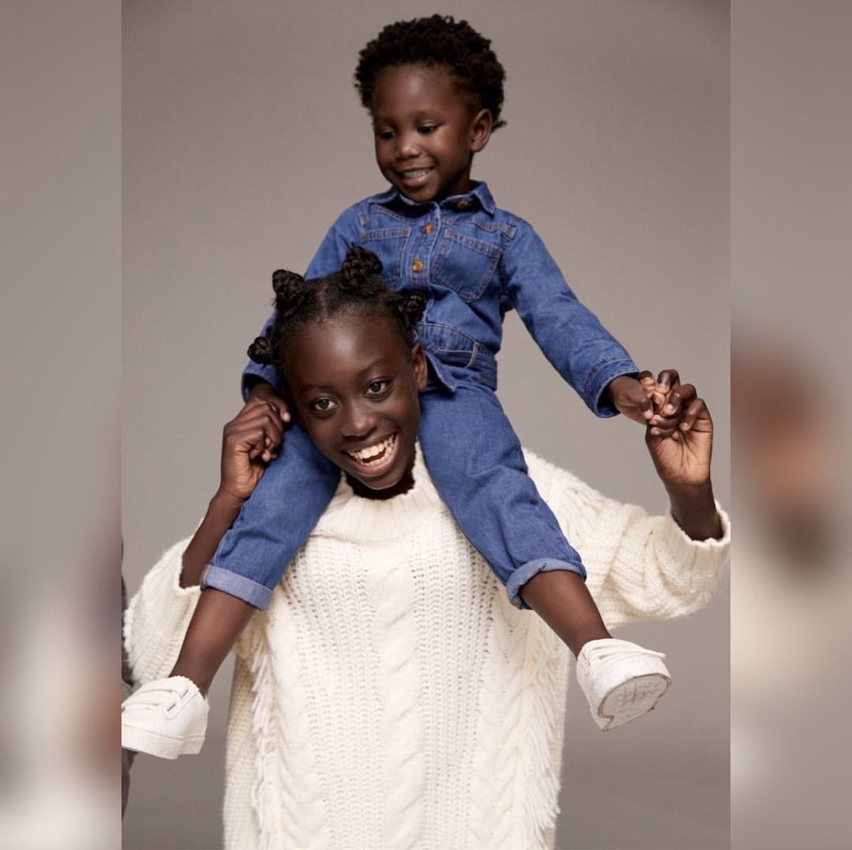 J’adorrrre !!!! Une petite fille noire avec ses cheveux 4C ❤️ pour Mango !!  Un afro libre et majestueux!! Pas besoin d’avoir des tresses, plaquer les cheveux ou avoir des baby hairs pr être jolies et apprêtées !!