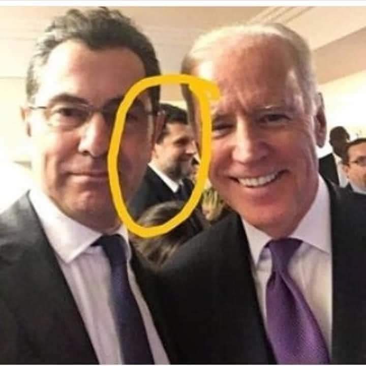 Ercisli_Emrh's tweet photo. Bu Fotoğraf da görmek isteyene çok şey anlatılıyor ;

Arkada Osman Kavala var. Biden ile nerde, ne zaman, ne için görüştüler. 

Birileri Biden kazanırken Tebrik mesajı atarak oyuna ortak olduklarını gösterdi. Sezgin Tanrıkulu da bu oyunun neresinde. https://t.co/0ExKFJAXvm