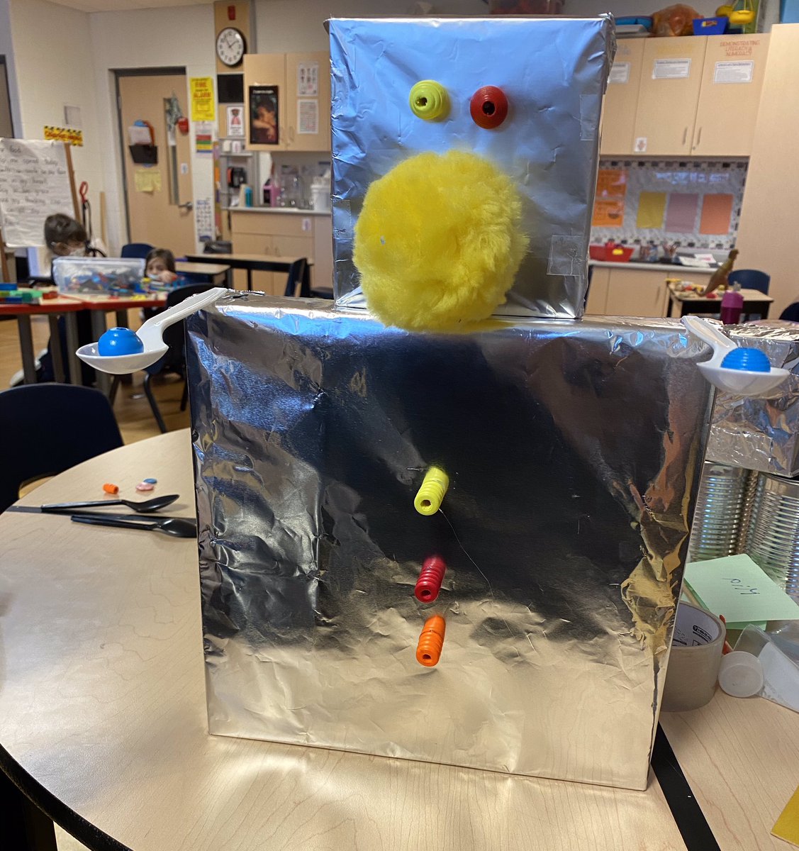 mrs_showler's tweet photo. Sneak Peek 👀 of some of our amazing robots made this week! #creativekinders #robots #beautifuljunk https://t.co/hb6tZUHKx2