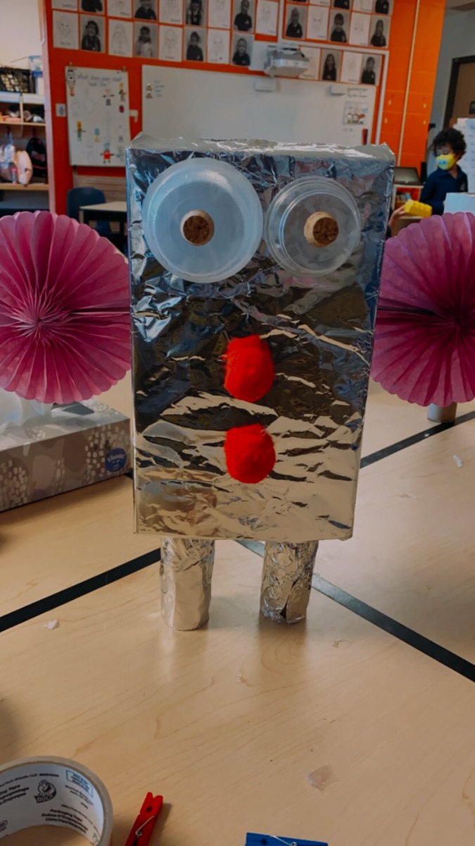 mrs_showler's tweet photo. Sneak Peek 👀 of some of our amazing robots made this week! #creativekinders #robots #beautifuljunk https://t.co/hb6tZUHKx2