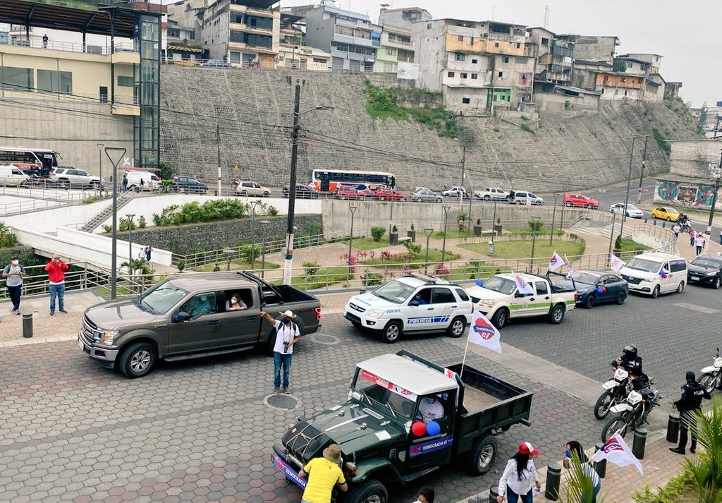 GustavoLarreaSi's tweet photo. Tras el recorrido por la ciudad, nos dirigimos a nuestros seguidores y militantes desde el barrio #ElColono, agradeciendo su respaldo y cariño.
#SantoDomingo se vistió de esperanza y democracia.
#GustavoLarreaPresidente
#SaldremosAdelante https://t.co/8DXdcXcCFy