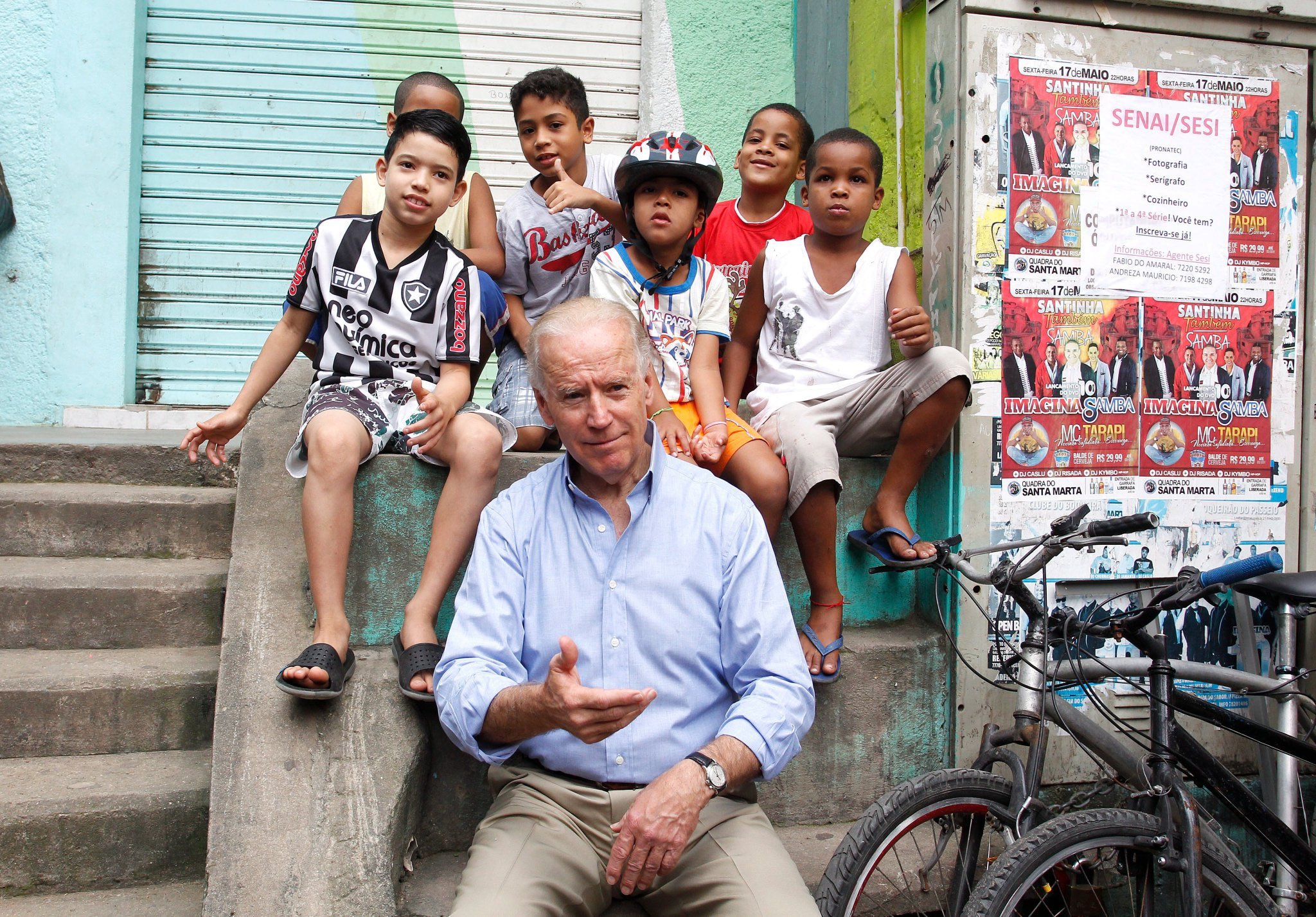 Pedro Certezas on X: Joe Biden, 46º presidente dos EUA, ao lado de um  menino com a camisa do Botafogo  / X