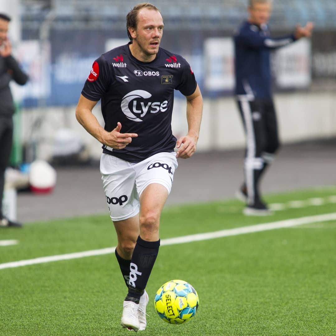 ✍️ | Rolf Daniel Vikstøl har i dag skrevet under på en ny ettårsavtale med klubben. Det betyr at vi får servert susende taklinger fra sørlendingen vår også i 2021.🤩

➡️ bit.ly/3pjrXE1