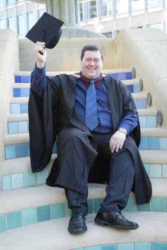 davidgknights's tweet photo. When Time-hop reminds you that you graduates 13 years ago from @sheffhallamuni Such a great day, and in hindsight chuffed dad got to see it, (also that the fountain didn’t go on, on the second pic 😂) #ratherbeapoly https://t.co/IZNsZDo6zZ