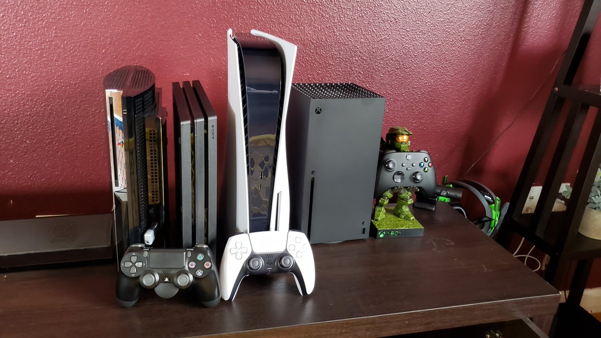 TK0Asante's tweet photo. #Amazon is still playing with my emotions but thankfully I did order a disc version from #Walmart too. Now let's check out this revolutionary controller.
#PS5 #PS4Pro #PS3fat https://t.co/uViLwK5sfp