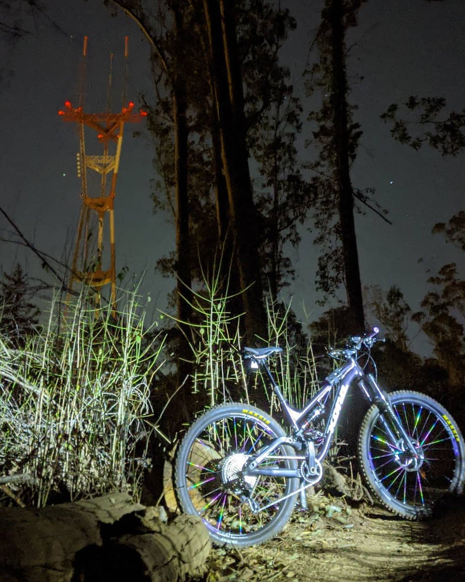 I love when people come visit me at night 😊 It get lonely up here.

📸 @oogens

#sutrotower #sfsutrotower #sanfrancisco #sanfranciscotwinpeaks #mtsutro #streetsofsf #norcal #visitcalifornia #wildbayarea #wildcalifornia #wildseekers #bayarea #sanfranciscobay #nightmoves #mtb