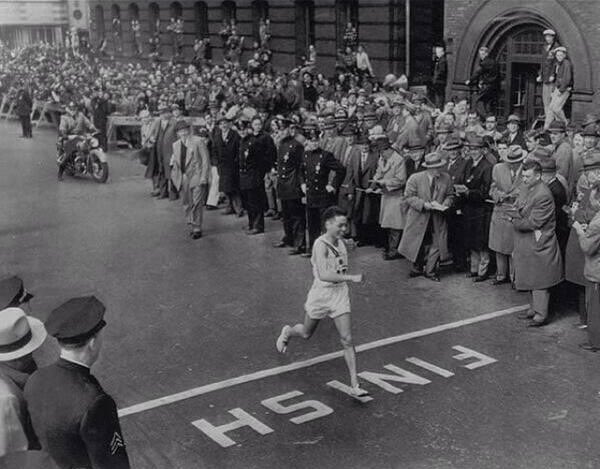 YNHallak's tweet photo. Survivor of the #Hiroshima atomic bomb, #ShigekiTanaka won the #BostonMarathon in 1951. The crowd were silent.

🕊🕊💙#Boston🍷🕊🕊 https://t.co/Y0BbSBVoeO