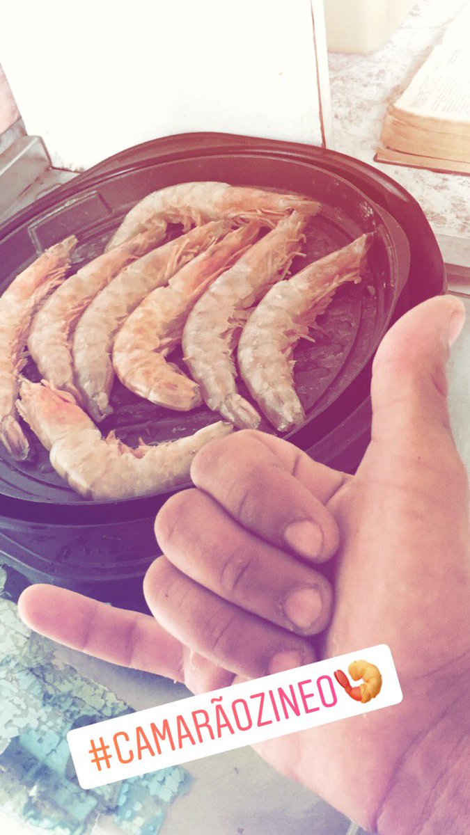 chefdquadrilha's tweet photo. Fiz um rango top pra mim comprei uns camarão gigante 100 reais o kilo mas valeu a pena https://t.co/OzxEIiDNPS