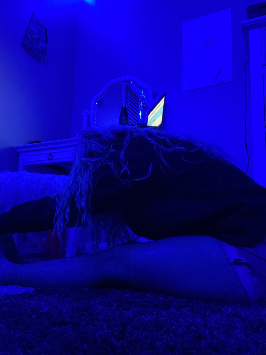 WHSGensCheer's tweet photo. We all need to stretch out after so many hours of virtual school! Also, peep the coolest lighting in town 👀💻 #StretchPartII #GoGreen https://t.co/OJcYg3R7Vq