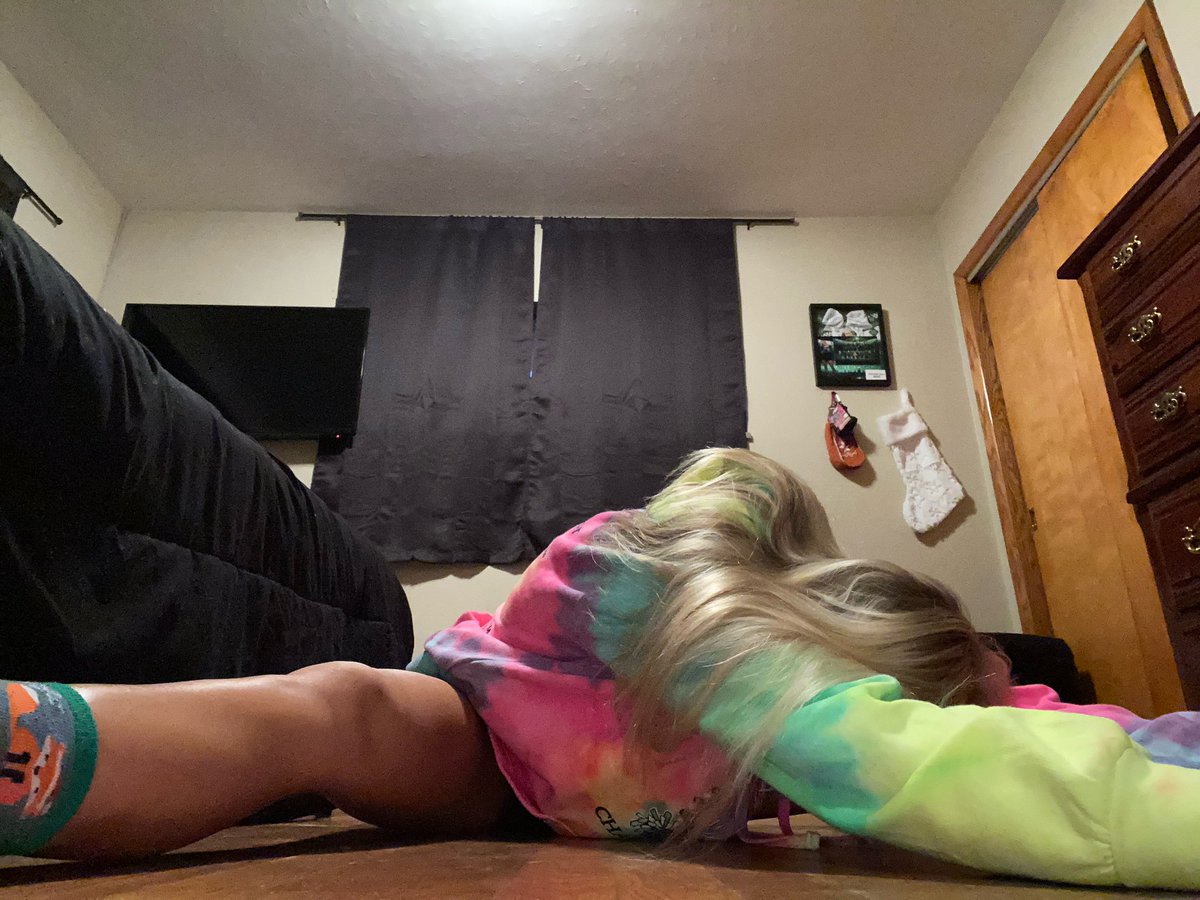 We all need to stretch out after so many hours of virtual school! Also, peep the coolest lighting in town 👀💻 #StretchPartII #GoGreen