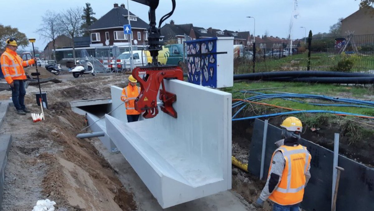 ze staan #kwaliteit #product J-Elementen <a href="/BoschBeton/">Bosch Beton</a> #stadsbeek #Bouwteam <a href="/Gem_Enschede/">Gemeente Enschede</a> <a href="/DuraVermeer/">Dura Vermeer</a> 🤝  #samenwerken