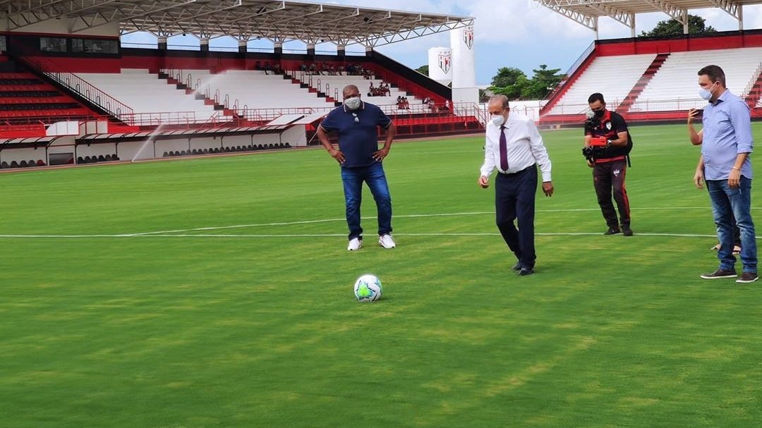 Aqui joga de terno.
Deus abençoa. ⚽