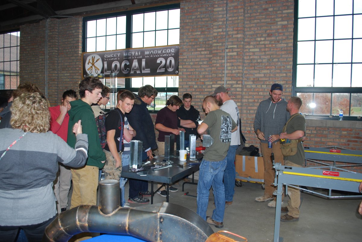 irishbenson53's tweet photo. Flashback to the 2017 Lake County Job Fair. Packed house for students interested in the trades. For more info on becoming a sheet metal worker visit https://t.co/7FzECn4OQF #NAW2020 @smartunionworks @iTisheetmetal @ScottParksLU20 #SMARTLocal20 @INConstCareers https://t.co/wRLDkHRYOL