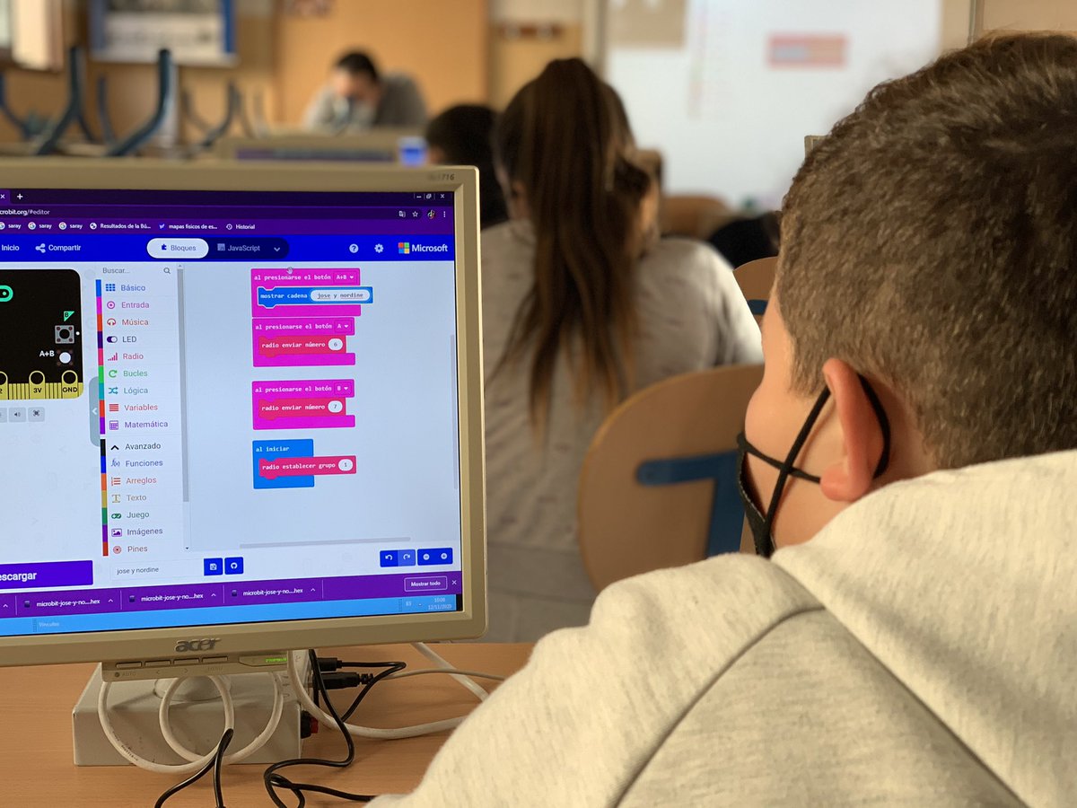 ceipsantotomas's tweet photo. Continuamos el desarrollo del programa Impulsa Innovación. 

Programamos nuestras placas micro:bit para realizar un proyecto que nos ayudará a cumplir el protocolo anti Covid https://t.co/1gEsq1I33a