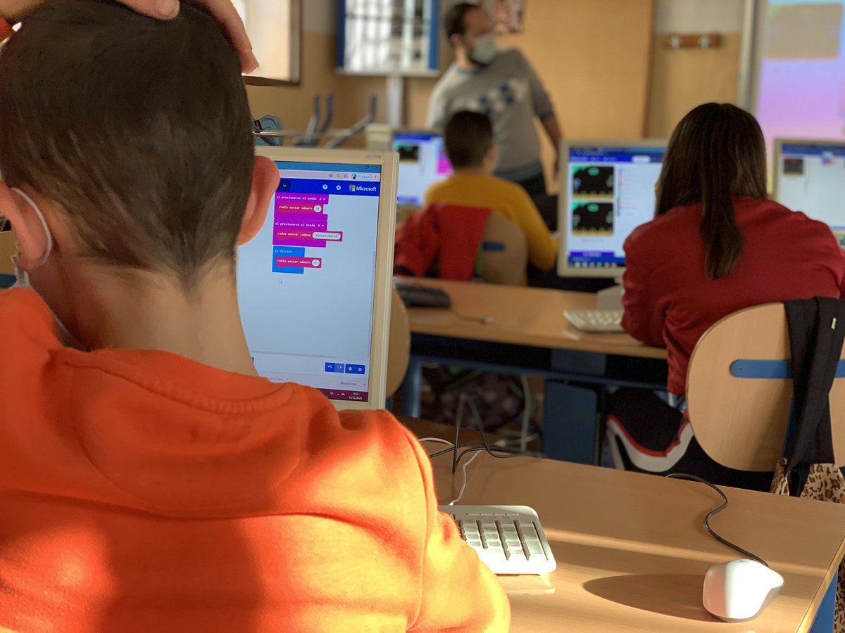 ceipsantotomas's tweet photo. Continuamos el desarrollo del programa Impulsa Innovación. 

Programamos nuestras placas micro:bit para realizar un proyecto que nos ayudará a cumplir el protocolo anti Covid https://t.co/1gEsq1I33a