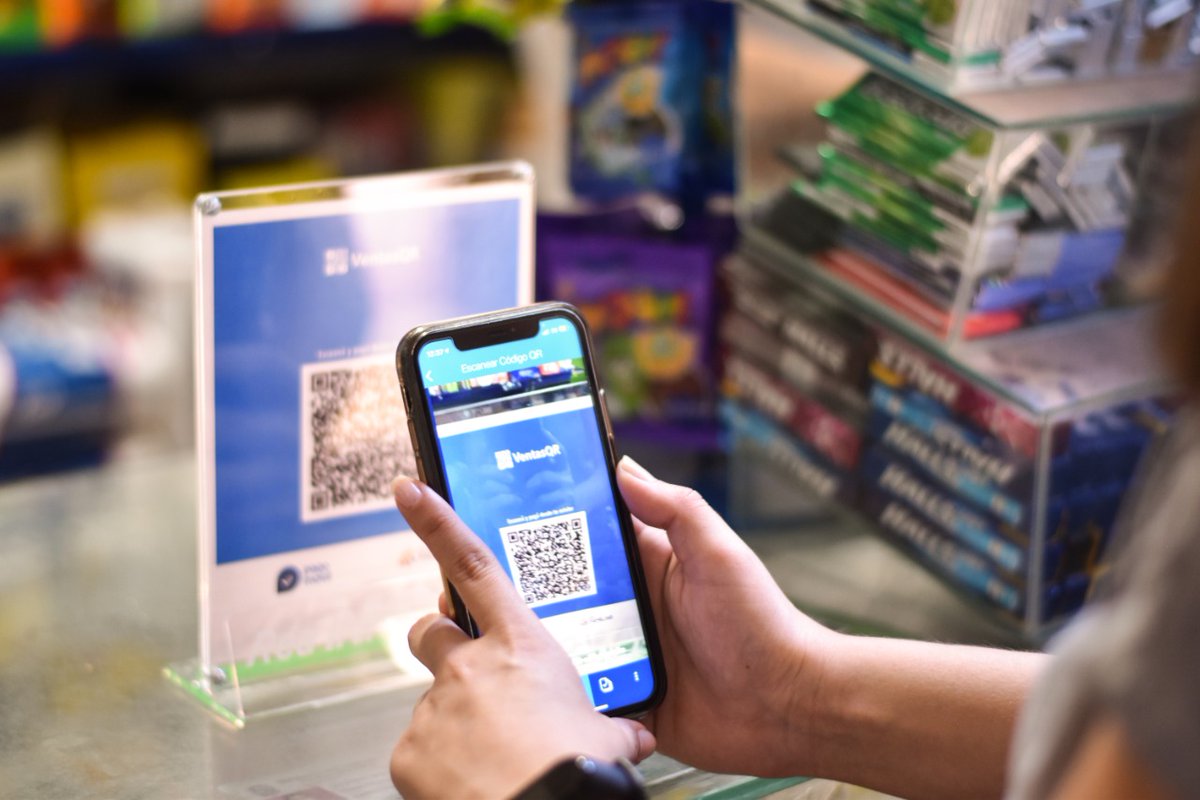 News_CC's tweet photo. ¡Los pagos con QR ya están oficialmente habilitados en Paraguay!

Está en funcionamiento en los aplicativos de la mayoría de los bancos del país y llega a más de 2.500 comercios de todo tipo de rubros, acortando la brecha con la población no bancarizada. https://t.co/OhWAYdQwEg